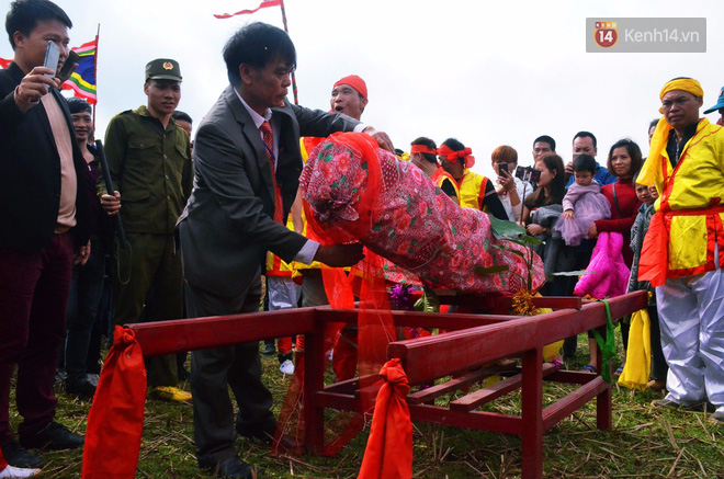 Nhiều người dân chen chân chụp ảnh bên cạnh của quý khổng lồ trong lễ hội độc nhất vô nhị ở Việt Nam